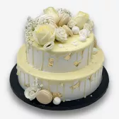 Tort Drip cake jasny z kwiatami i makaronikami