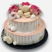 Tort Drip cake różowy z kwiatami i makaronikami